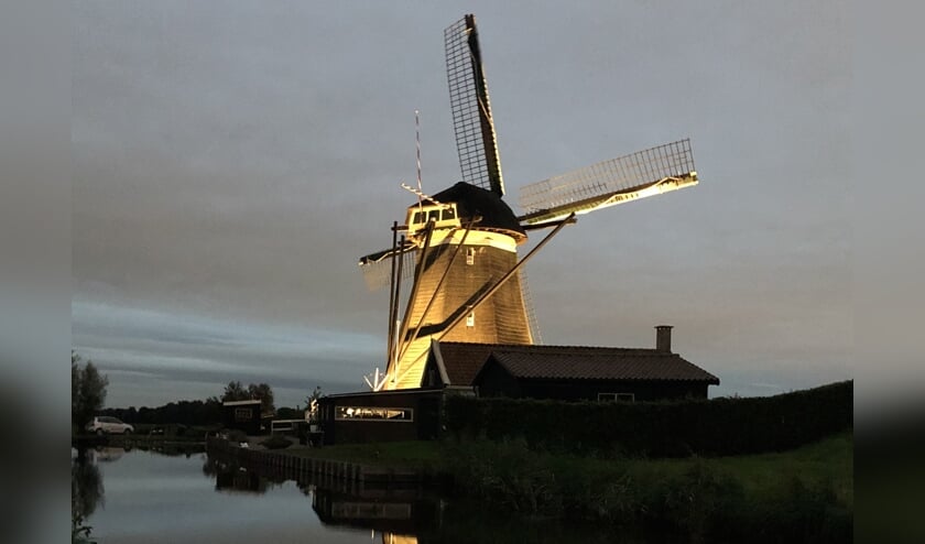 De wieken van de verlichte molens zullen in verband met onderhoud niet draaien. (foto: Jolanda Bakker)