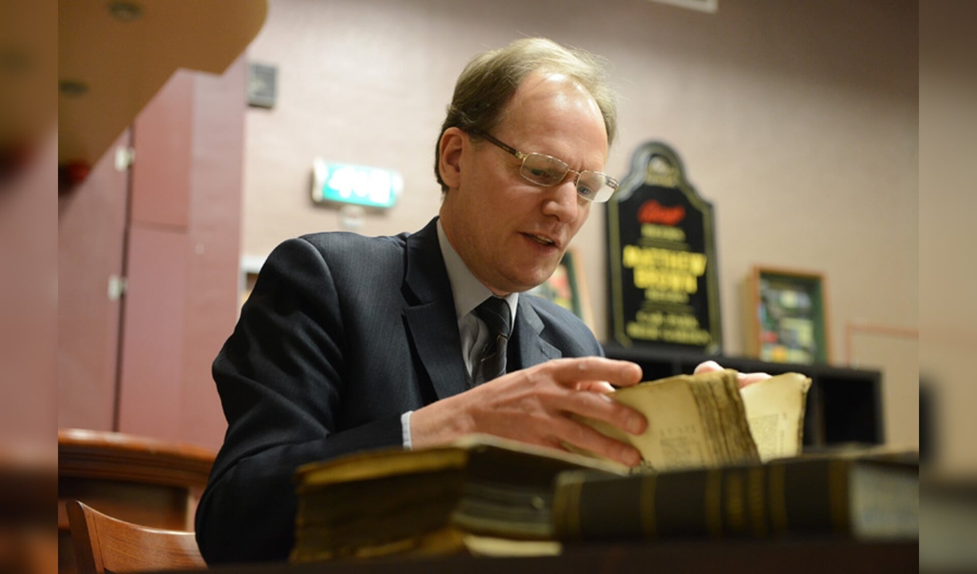 Taxateur Arie Molendijk is geïnteresseerd in oude boeken en brieven. (foto: Ed van Alem)