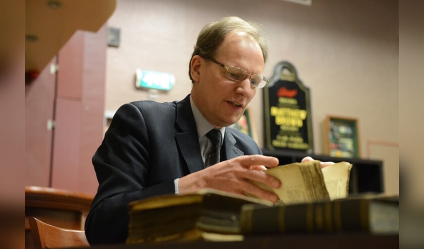Taxateur Arie Molendijk is geïnteresseerd in oude boeken en brieven. (foto: Ed van Alem)