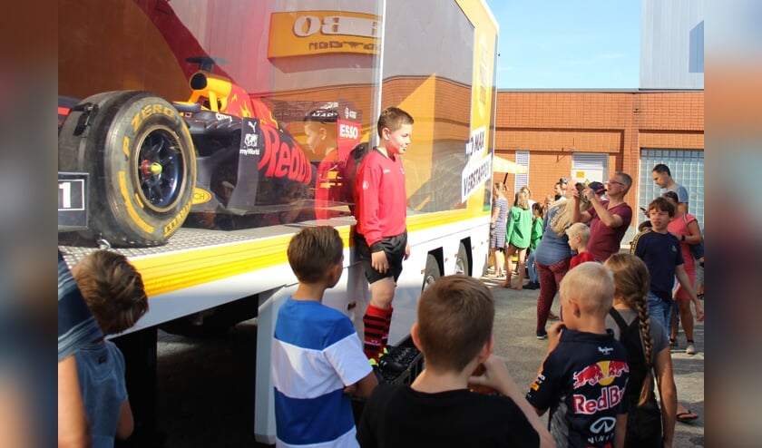 Op het Raadhuisplein werden vele foto's genomen voor de racewagen waar Max Verstappen op grote snelheid zijn rondjes in heeft gereden.