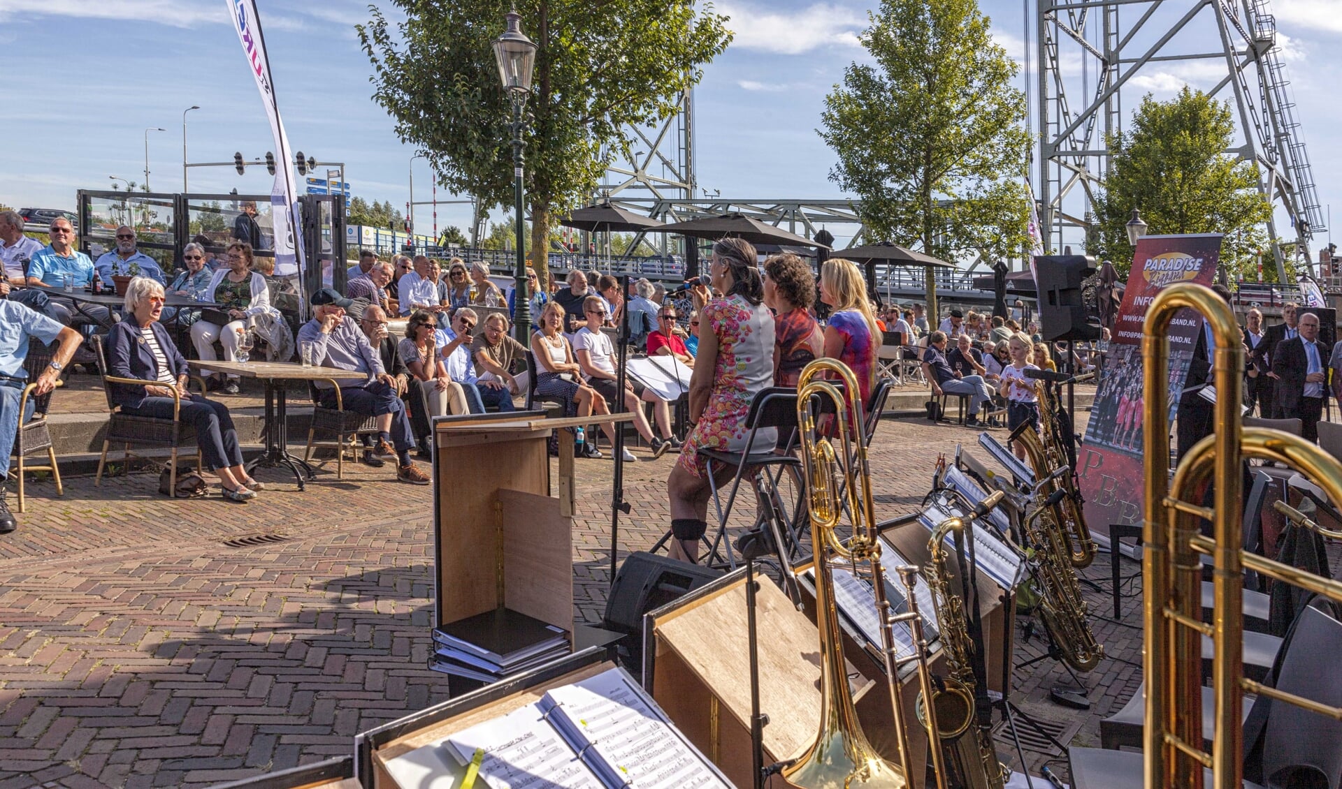Op zondag bij Jazze aan de Nesse speelde de Paradise Bigband afgewisseld en soms samen met de Seven Sisters jazz- en bluesmuziek. (foto: Rein de Lange)
