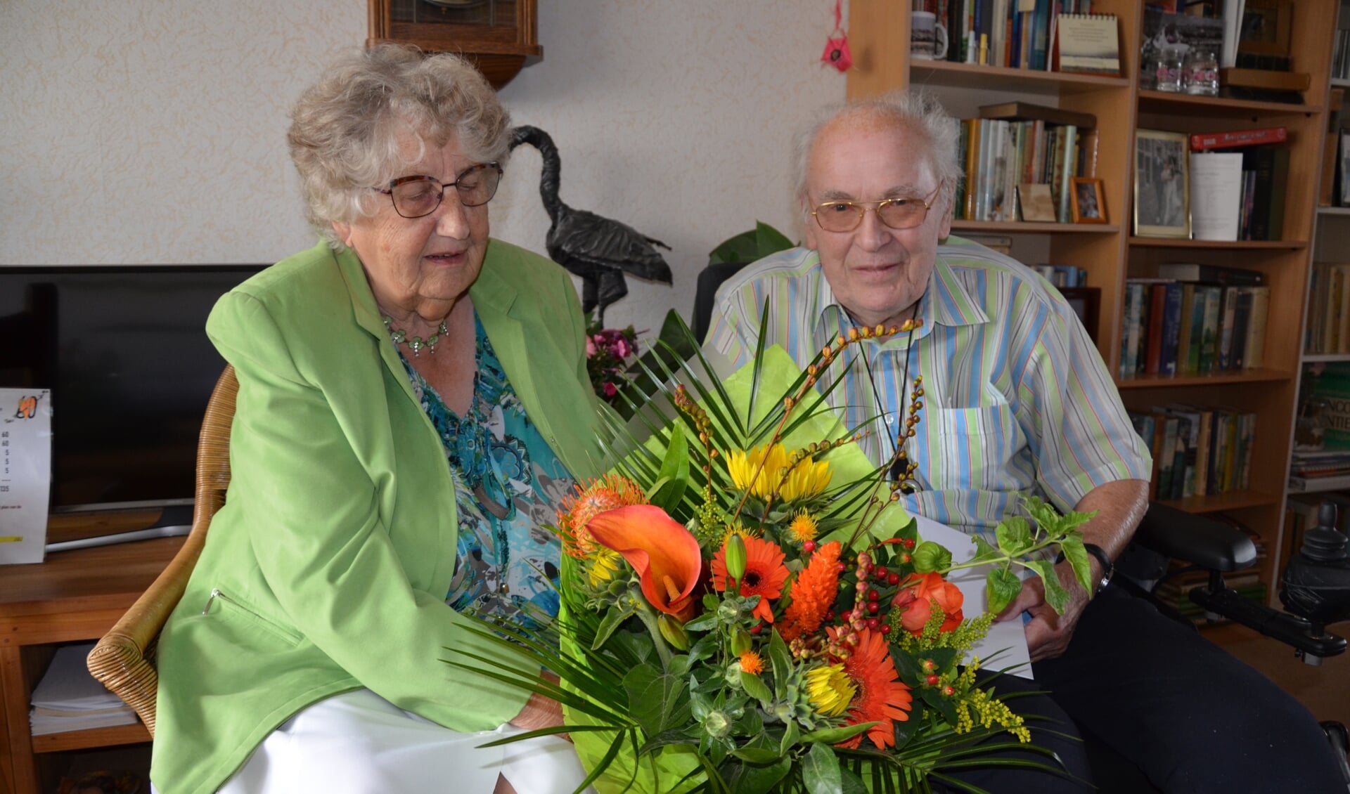 Theo kon zijn diamanten bruiloft met Ria gelukkig even thuis vieren en ontving bloemen van de burgemeester.