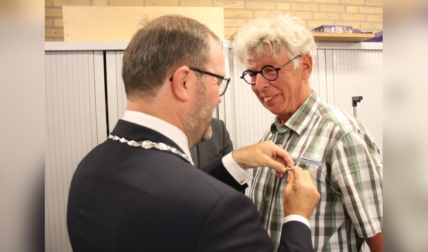 De koninklijke blijk van waardering werd Blonk door burgemeester Stoop namens de koning opgespeld. (foto en tekst: Erik van Leeuwen)