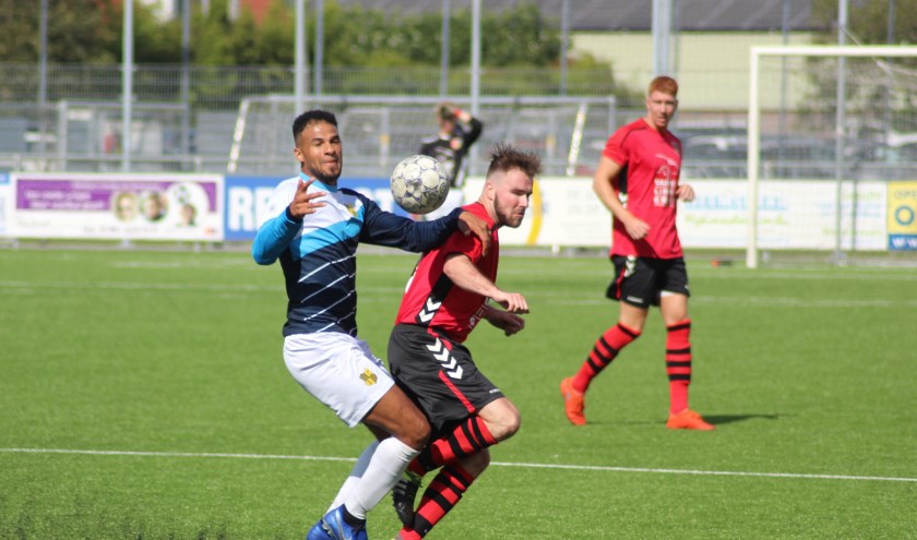 Coen Hoogeveen in duel met een Wilhelmus-speler. (tekst en foto: Erik van Leeuwen)