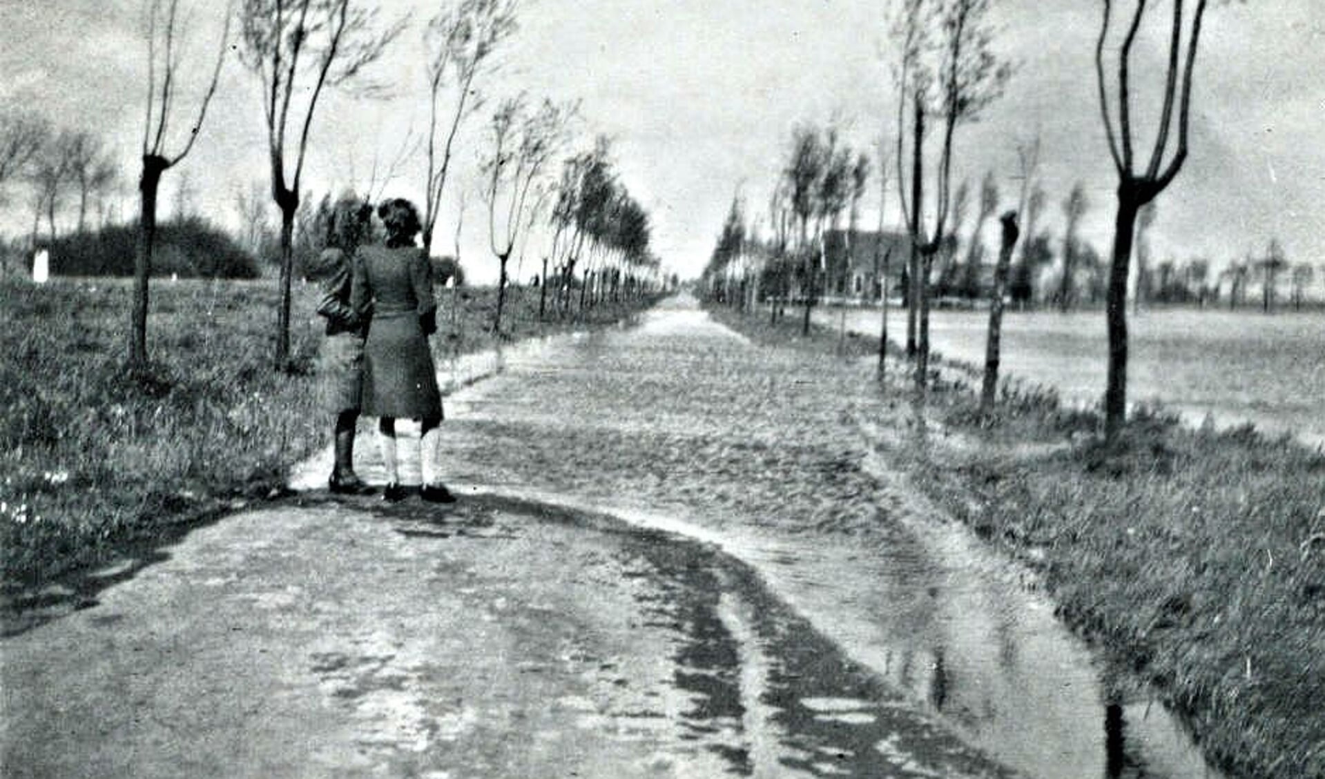 Inundatie 1944 op en naast Parallelweg-zuid.