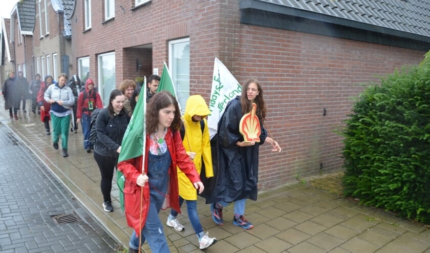 De klimaatstakers kwamen door Waddinxveen, hier wandelen ze op de Zuidkade.