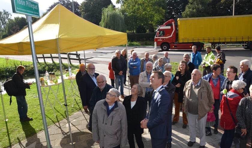 Familie en betrokkenen waren aanwezig bij de onthulling van het nieuwe straatnaambord. (foto en tekst: Nicole Lamers)