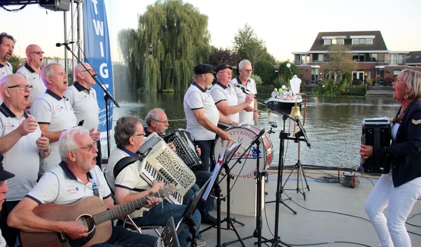 Optredens op een ponton maakten het evenement op en rond het water compleet.