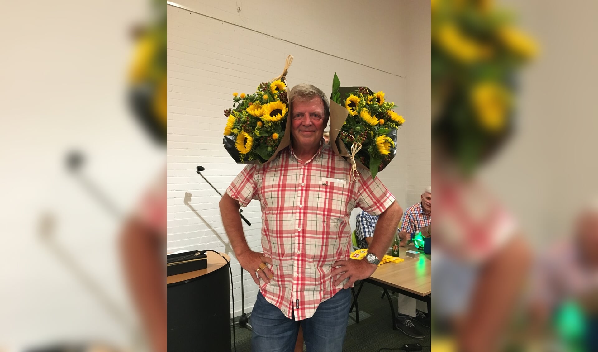 Willem van Oudshoorn werd kampioen van de zomerbridge en werd overladen met bloemen. (foto:pr)