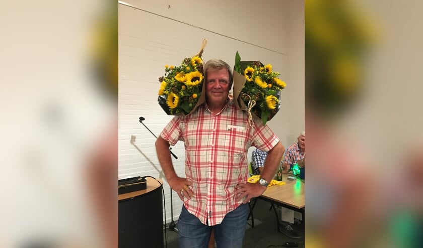 Willem van Oudshoorn werd kampioen van de zomerbridge en werd overladen met bloemen. (foto:pr)