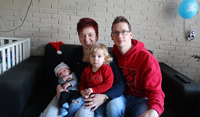 Suzanne, Ben en zus Zoë zijn blij met Sven die op 1 januari het levenslicht zag.