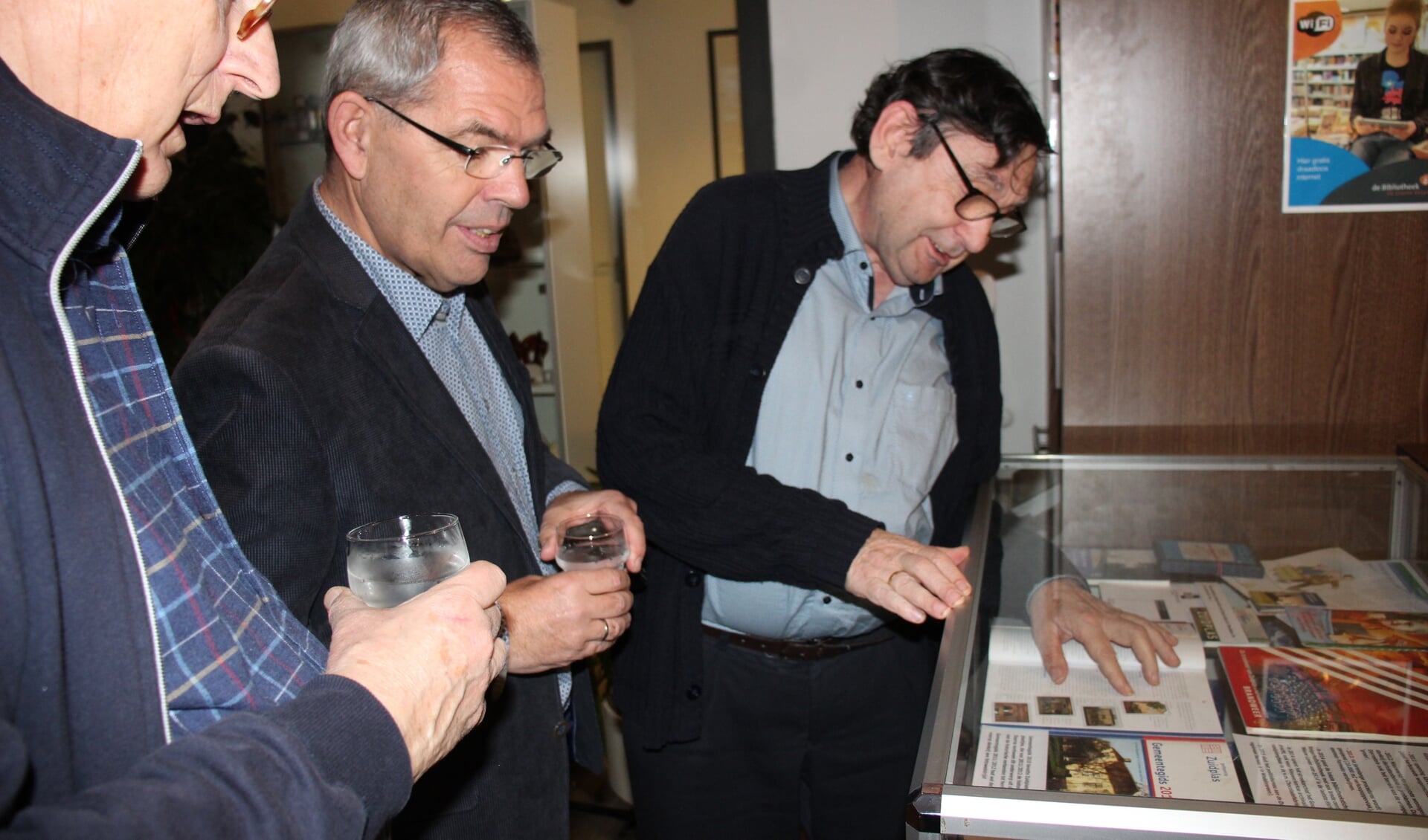 Wethouder Jan Verbeek bekijkt met Johan Knoester (links) en Adri den Boer (rechts) van de HVN de vitrine-expositie. (foto en tekst: Erik van Leeuwen)
