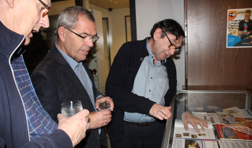 Wethouder Jan Verbeek bekijkt met Johan Knoester (links) en Adri den Boer (rechts) van de HVN de vitrine-expositie. (foto en tekst: Erik van Leeuwen)