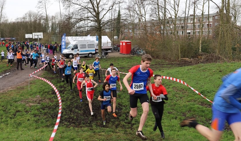 De deelnemers bij de Jongens C beklimmen één van de heuvels van het parcours. (foto en tekst: Erik van Leeuwen)