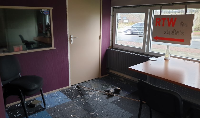 De inbrekers sloegen een ruit in maar konden de studiodeur niet forceren. (Foto: RTW)