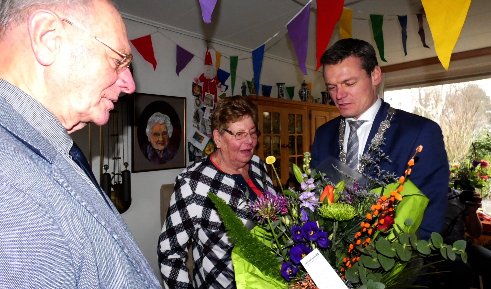 Gerard en Lenie Repko werden gefeliciteerd door burgemeester Nieuwenhuis. (foto en tekst: Annette van den Berg)