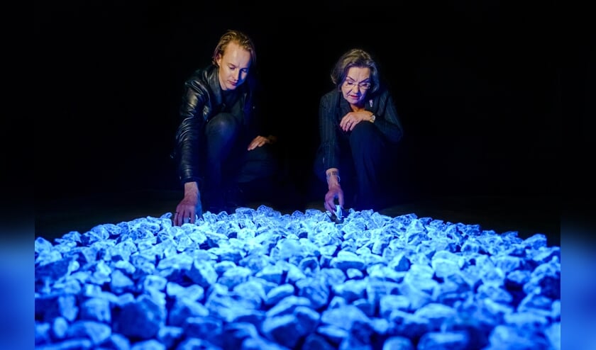 Daan Roosegaarde en voorzitter Gerdi Verbeet van het Nationaal Comité 4 en 5 mei bij het monument Levenslicht (foto: Marco De Swart voor Daan Roosegaarde, www.studioroosegaarde.net)