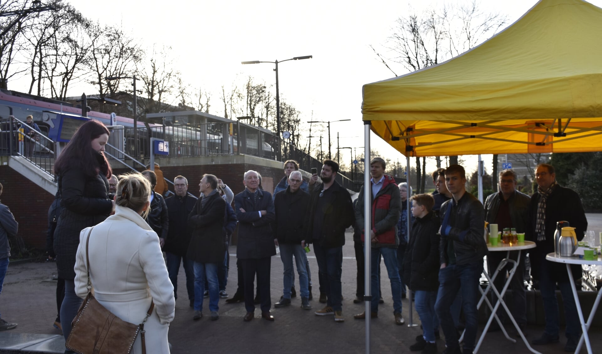 Wethouder Schippers opent het gepimpte  plein bij station Waddinxveen-Noord. (foto en tekst: David Zandbergen)