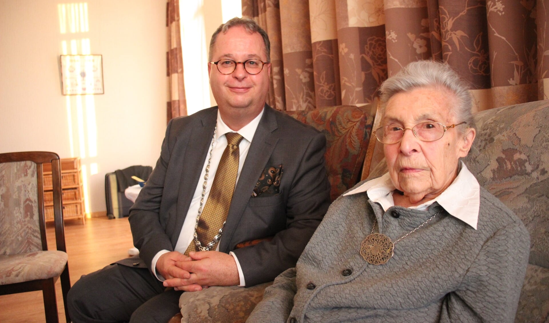 Jo Veldhuizen was de eerste honderdjarige in 2020 die de burgemeester op bezoek kreeg. (foto: Erik van Leeuwen)