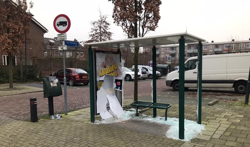 In Moordrecht zijn 4 bushokjes gesneuveld aan de Koningin Julianastraat en Land voor Water. (foto: Erik van Leeuwen)