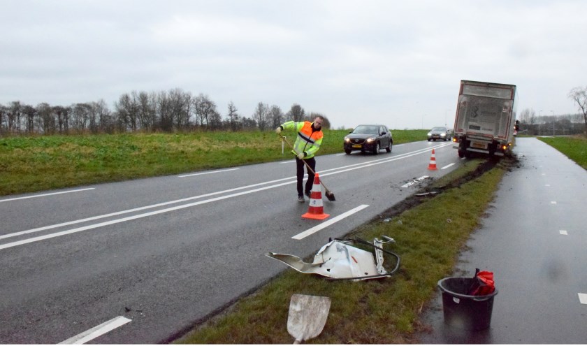De deur aan de bestuurderskant van de bestelbus raakte door het ongeval beschadigd.