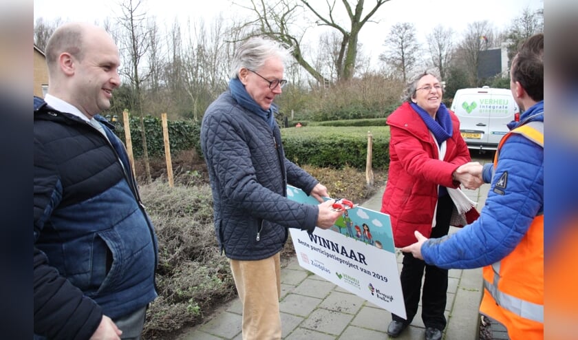Bewoners Jan Overduin en Inge Klumper werden in aanwezigheid van wethouder Schuurman gefeliciteerd.