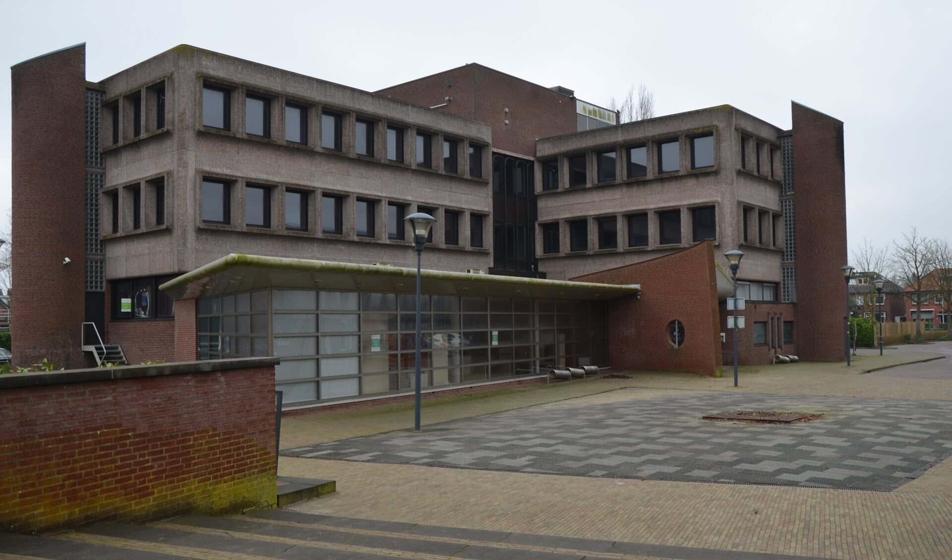 Het voormalig gemeentehuis van Waddinxveen dat inmiddels al jaren leeg staat. 