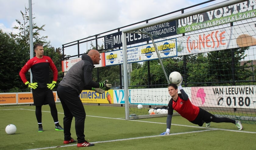 Keeperstrainer Theo Speelmeijer in de weer met Sander Hoffmann, die binnenkort een operatie moet ondergaan. (tekst en foto: Erik van Leeuwen)