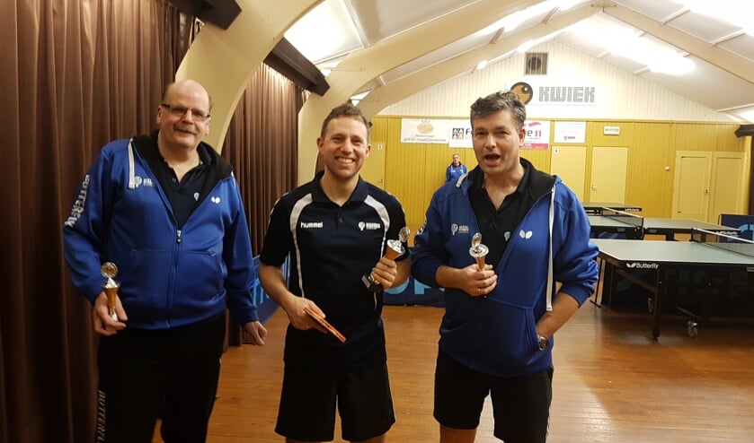 Maurice van Kuijvenhoven, tussen de nummer 2 Ronald Verboon (rechts) en nummer 3 Wim van Wageningen.