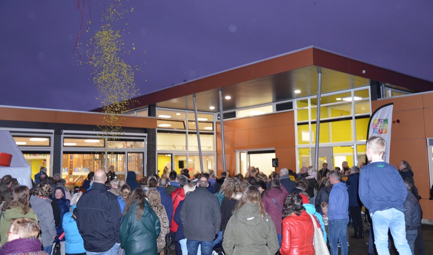 Bij de officiële opening van Kleurrijk werd confetti afgeschoten op het schoolplein. 