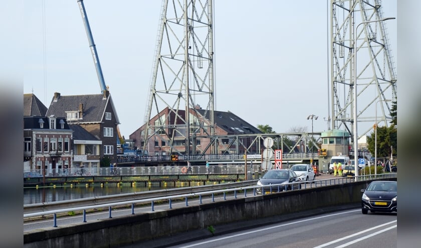 De hefbrug bij Boskoop werd onlangs acuut gesloten voor onderhoud. (foto: archief HvH Nicole Lamers)