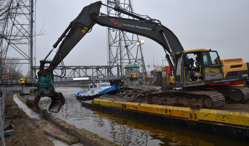 Begin dit jaar werd aan de oever bij de hefbrug nog gewerkt.
(foto: archief HvH)