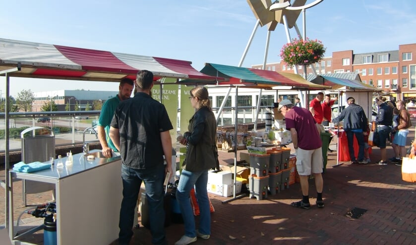 Op een duurzaamheidsmarkt kunnen mensen geïnformeerd worden over isolatie etc. (Foto: archief Hart van Holland)