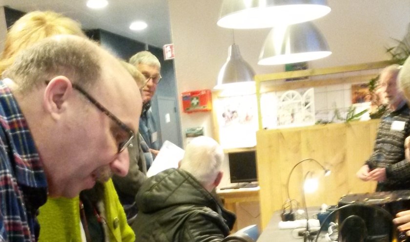 Een dierbaar voorwerp dat stuk is kan door de vrijwiligers van Repair Café vaak toch nog gemaakt worden. (foto: pr)