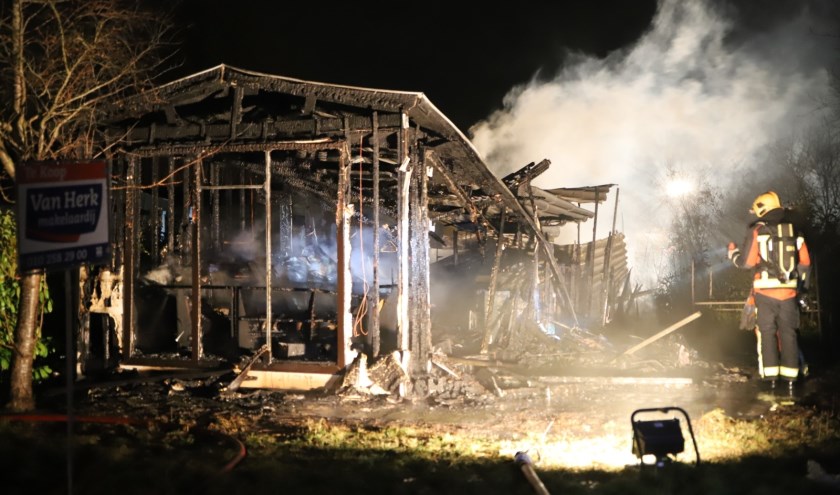 Beide chalets die ten prooi vielen aan de vlammen, stonden leeg.(foto: 112hm.nl)