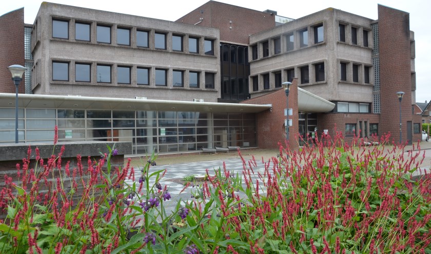 Het voormalige gemeentehuis. (archieffoto Hart van Holland)