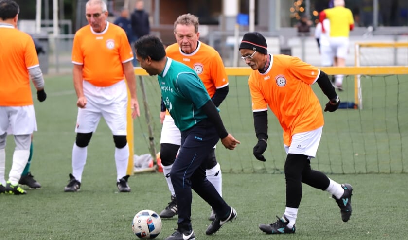 In Moordrecht spelen zo'n veertig 55-plussers Walking Football. (foto en tekst: Erik van Leeuwen)