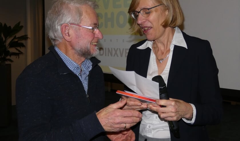 Theo Kruisman houdt de Vijverlaan zwerfafvalvrij en wordt hiervoor bedankt door wethouder Atzema.