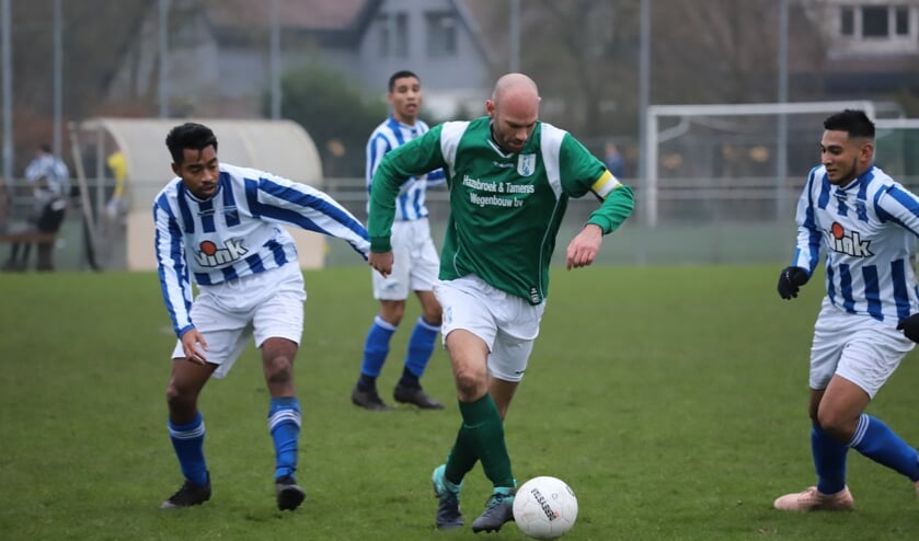 Daniël van den Hoven in de actie in de derby met Moordrecht, die met 2-3 door Moerkapelle werd gewonnen. (archiefbeeld)