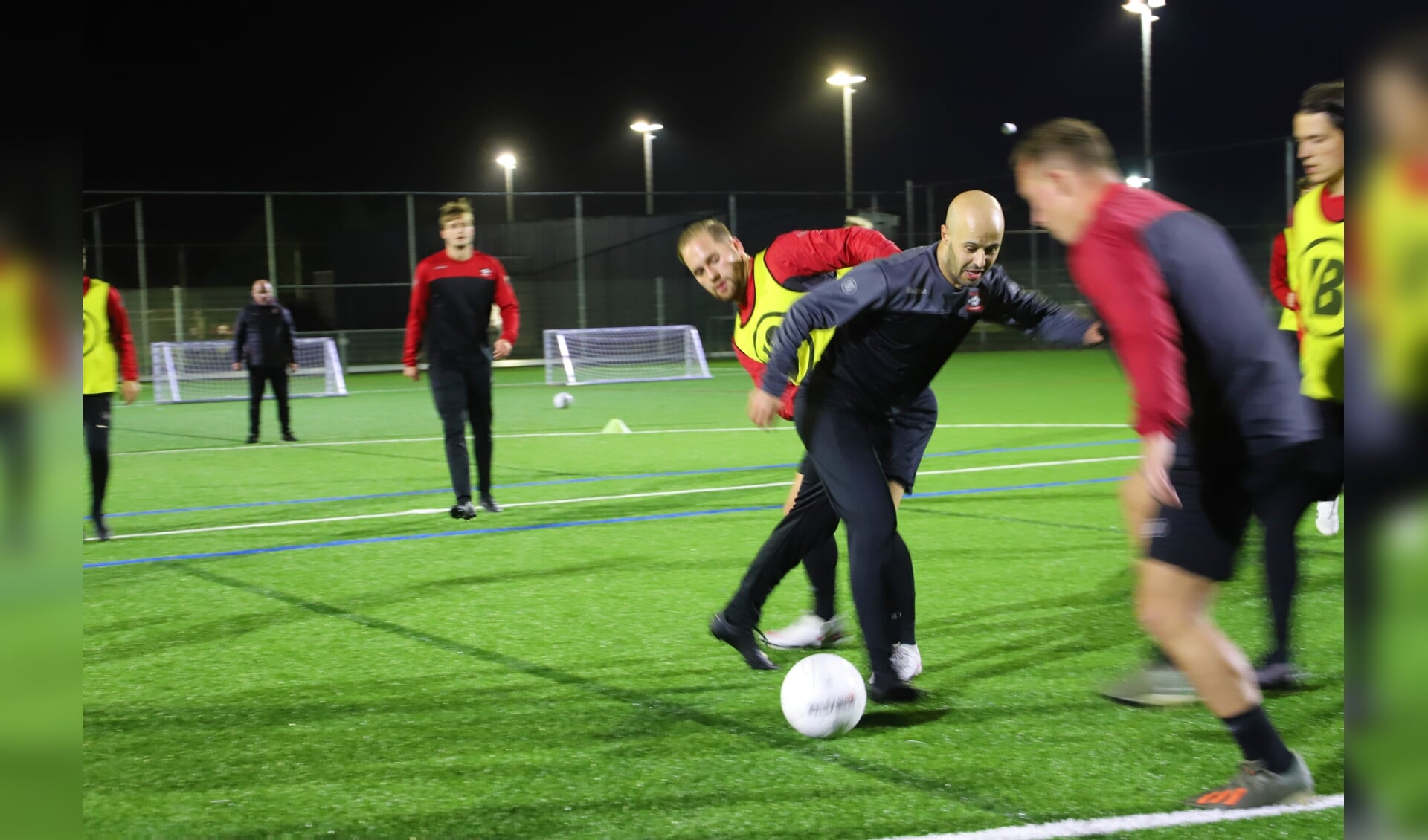 Assistent-trainer Youssef Swaghi is fanatiek tijdens de training.