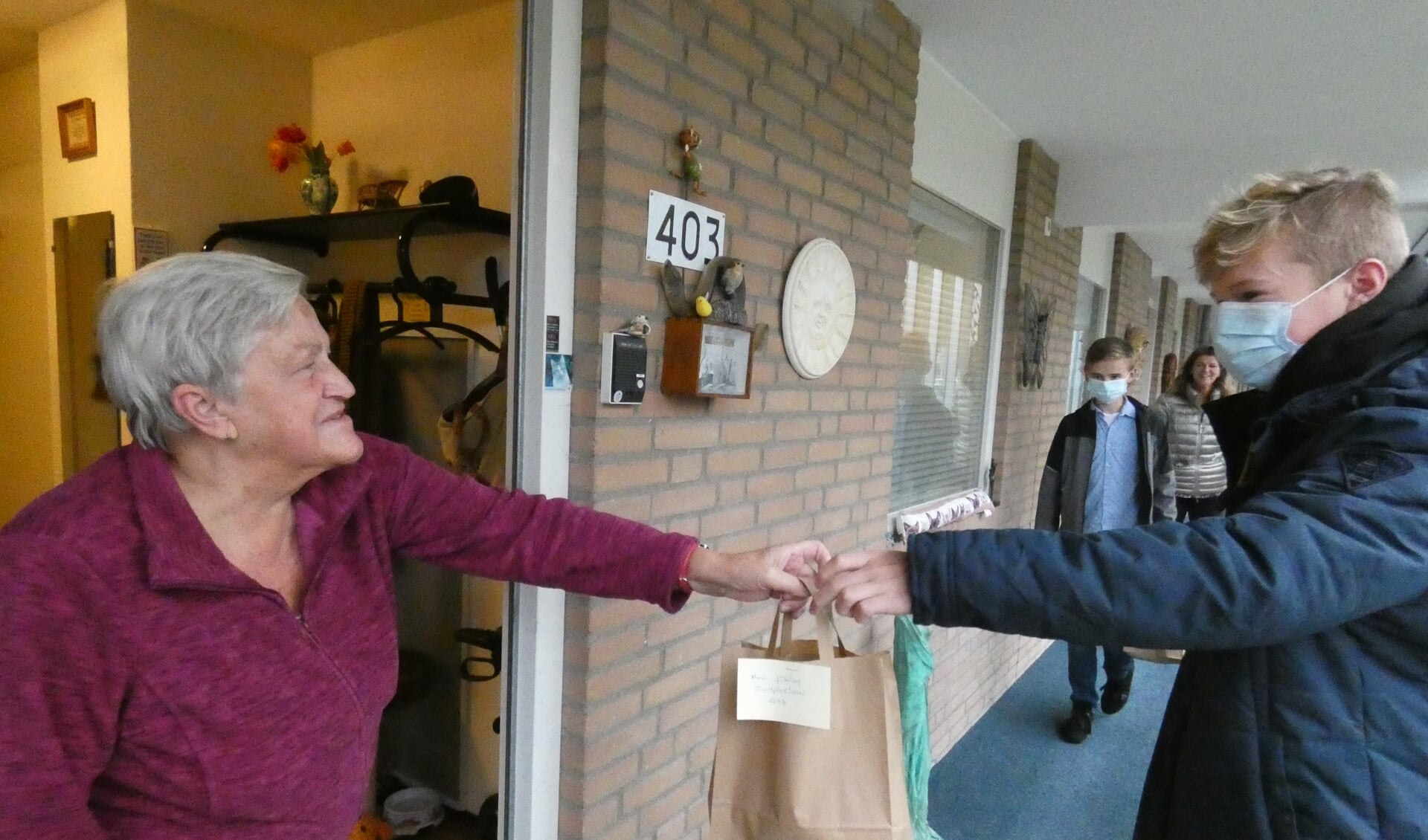 Gerrie Paling krijgt de soep aangereikt van Bart den Dekker.