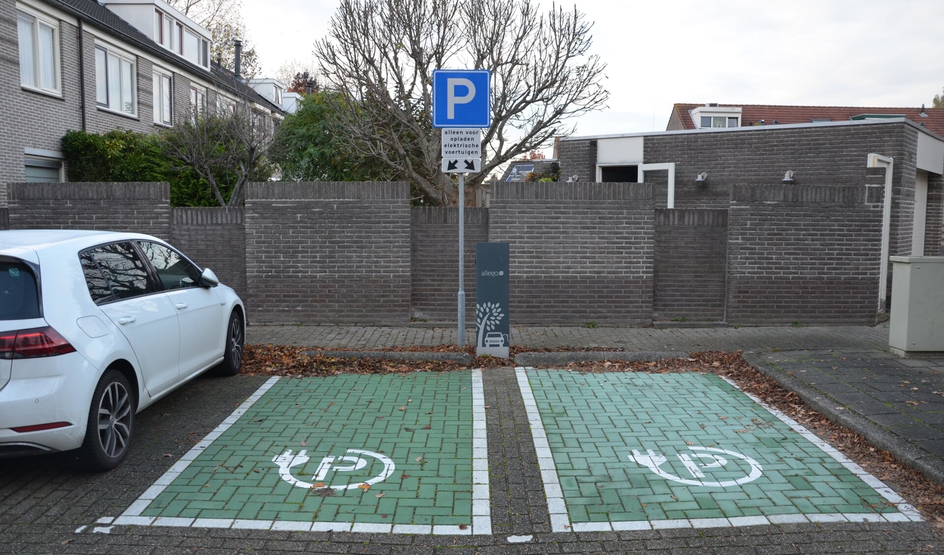 Benzineauto’s en elektrische auto’s die niet aan het laden zijn, mogen niet op openbare laadpunten parkeren.
