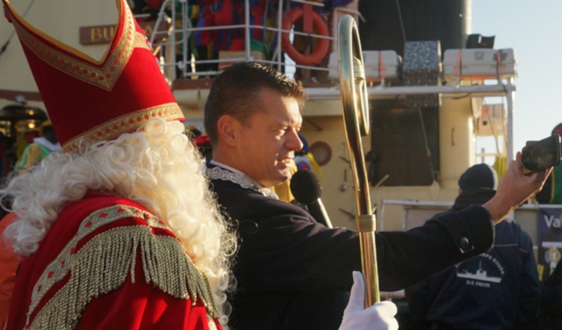 Burgemeester Nieuwenhuis kan Sinterklaas dit jaar niet per boot ontvangen vanwege corona.
