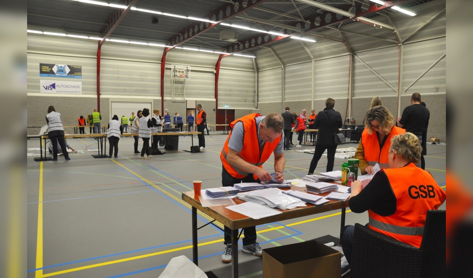 Het centraal tellen van de stemmen in de Nieuwerkerkse Parkzoomhal na de gemeenteraadsverkiezingen in 2018.