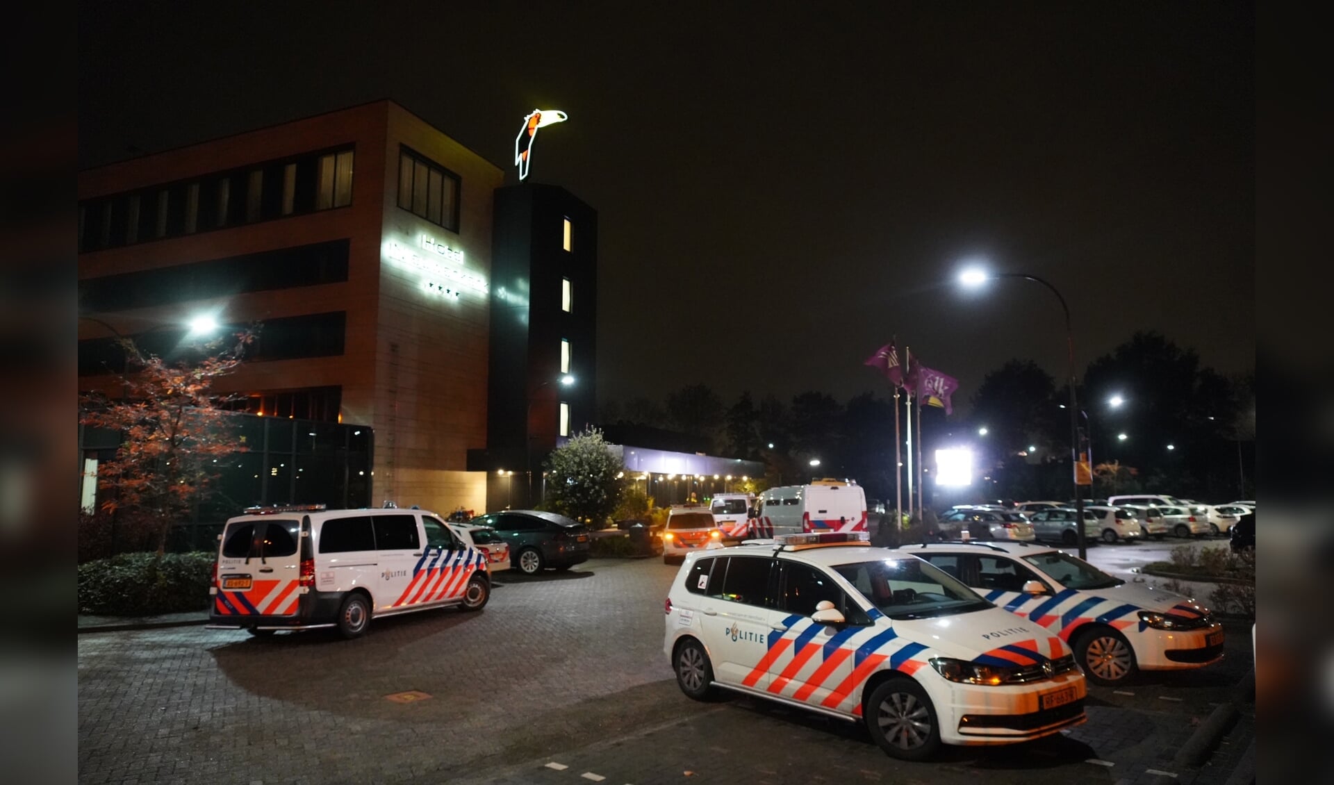 Twee personen uit Frankrijk zijn aangehouden na een melding bedreiging en mishandeling in het Van der Valk-hotel in Nieuwerkerk.
