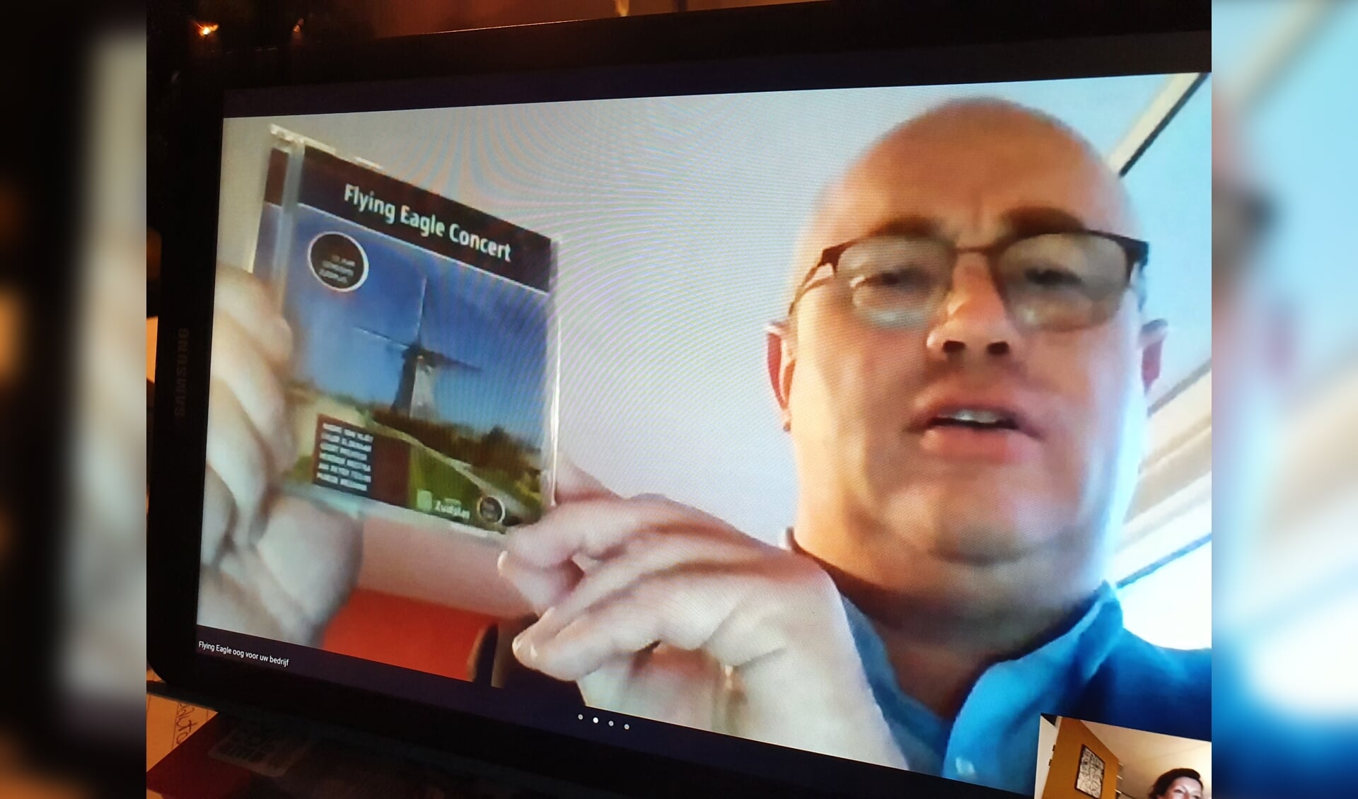 Initiatiefnemer Eelco Slingerland 'overhandigde' de cd in een zoomsessie aan burgemeester Han Weber.