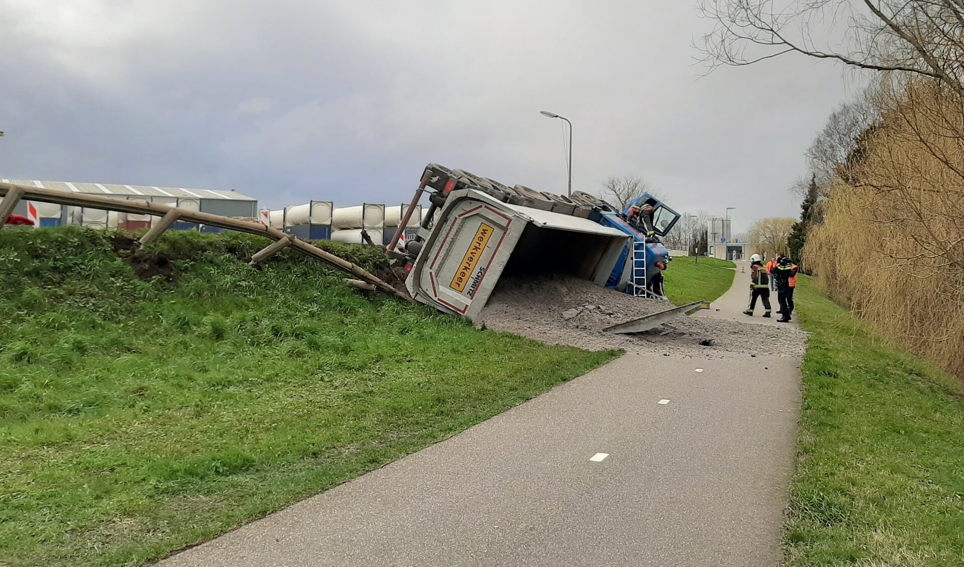 De vrachtwagen raakte van de weg in Nieuwerkerk.