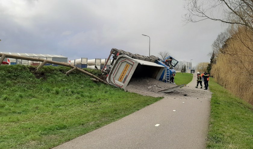 De vrachtwagen raakte van de weg in Nieuwerkerk.