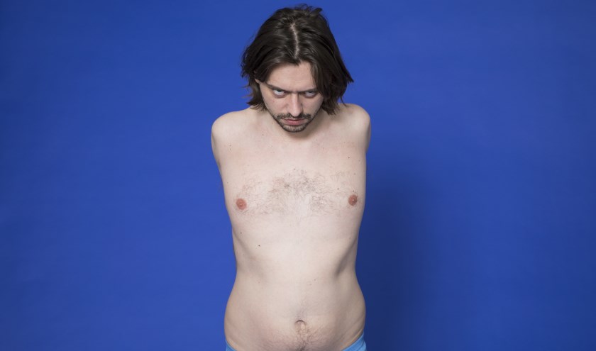 Stefano Keizers komt met zijn voorstelling 'Spijt' naar Zevenhuizen. (foto: Lotte Bronsgeest)