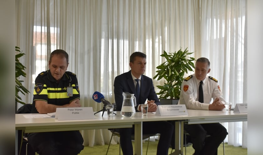Bij het persgesprek zaten Peter van Wijnen, de burgemeester en brandweerofficier Arjan van de Watering.